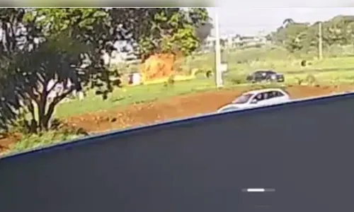 Câmera flagra momento em que caminhão capota e pega fogo em Arapongas