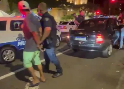 Os dois homens e a mulher foram detidos e encaminhados à 17ª Subdivisão Policial de Apucarana