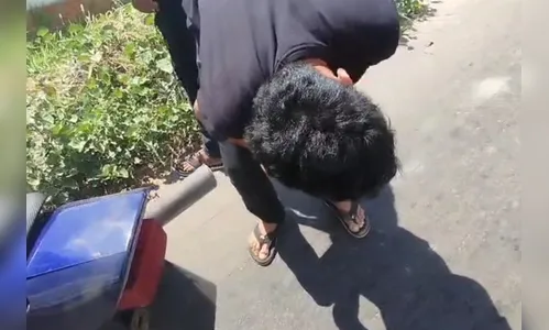 Policiais obrigam jovens a ouvirem barulho de escapamento; veja vídeo