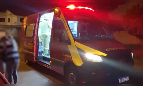 Jovem cai de carro em movimento e é socorrido em estado grave