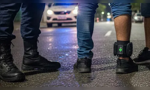 PM aborda dupla que corre ao ver viatura; um usava tornozeleira