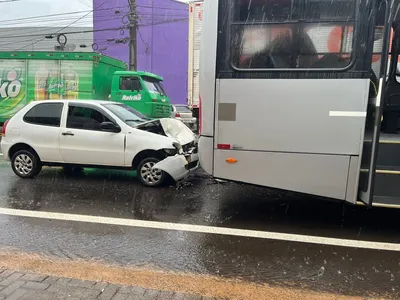 Palio bateu na traseira do ônibus