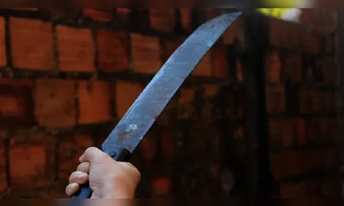 Por aluguel atrasado, dono invade casa e fere inquilino com facão