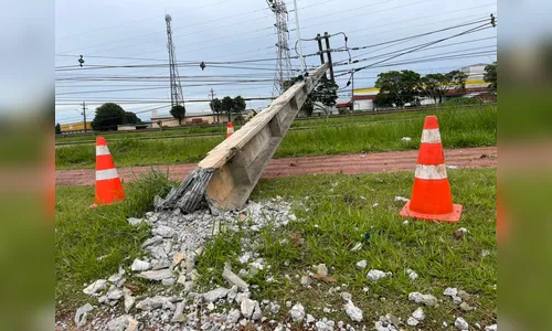 Carro derruba poste e afeta fornecimento de energia na zona norte