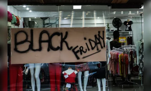 Procon-PR orienta consumidores para não cair em golpes na Black Friday