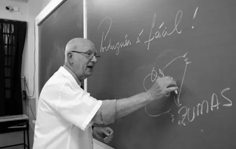 Professor Pedro Zumas em sala de aula