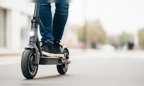 Suspeito usa patinete elétrico para furtar ferramentas e foge da Havan