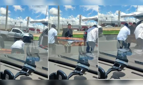 Caixão com corpo cai de carro funerário no PR; veja o vídeo
