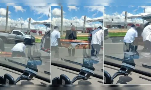 Caixão com corpo cai de carro funerário no PR; veja o vídeo