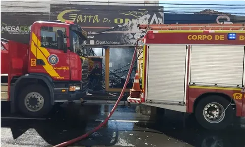 Três lojas são destruídas por incêndio de grande porte em Arapongas