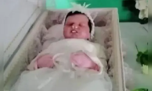 Mulher finge gravidez e usa boneca para realizar falso funeral