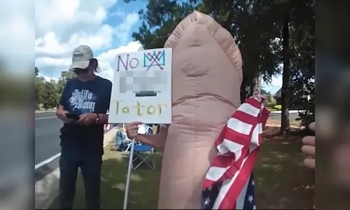 Idosa fantasiada de pênis é presa durante protesto