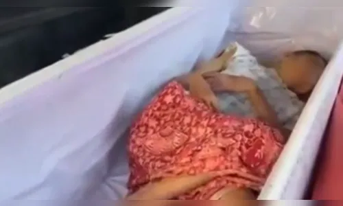 Mulher é encontrada viva em caixão minutos antes de ser cremada