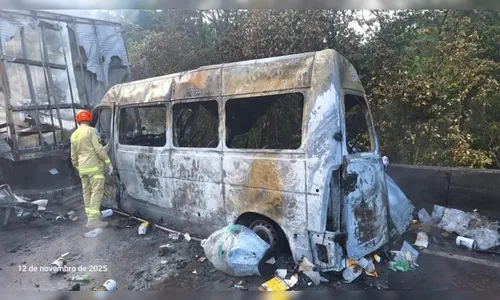 Van que pegou fogo no PR levava família para passeio no Beto Carrero