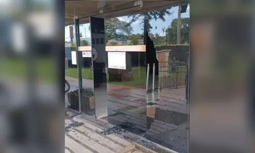 Homem jurado de morte quebra vidraça de fórum e implora para ser preso