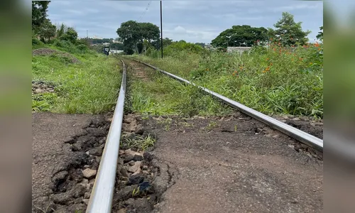 Motorista é obrigado a andar por linha férrea após ter carro roubado