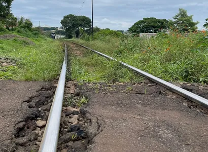 Vítima foi obrigada a andar pela linha férrea durante a madrugada