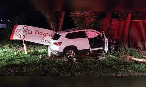 VW Taos sai da pista e colide contra poste na PR-444 em Arapongas