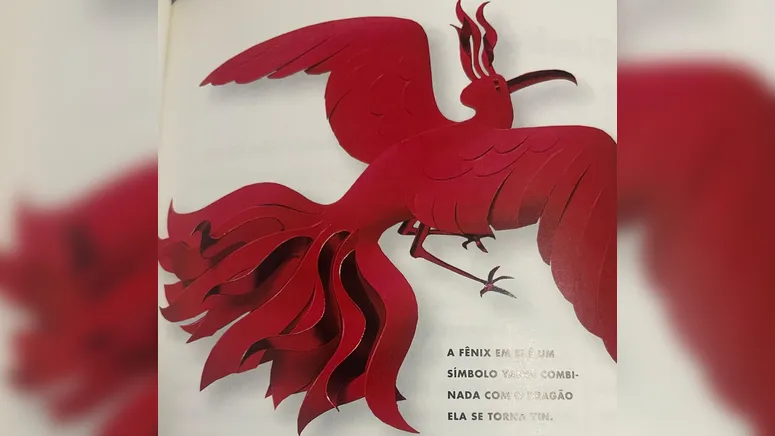 É muito interessante e simbólico ter uma Fênix por perto, seja como imagem, tatuagem, pingente, chaveiro ou colar