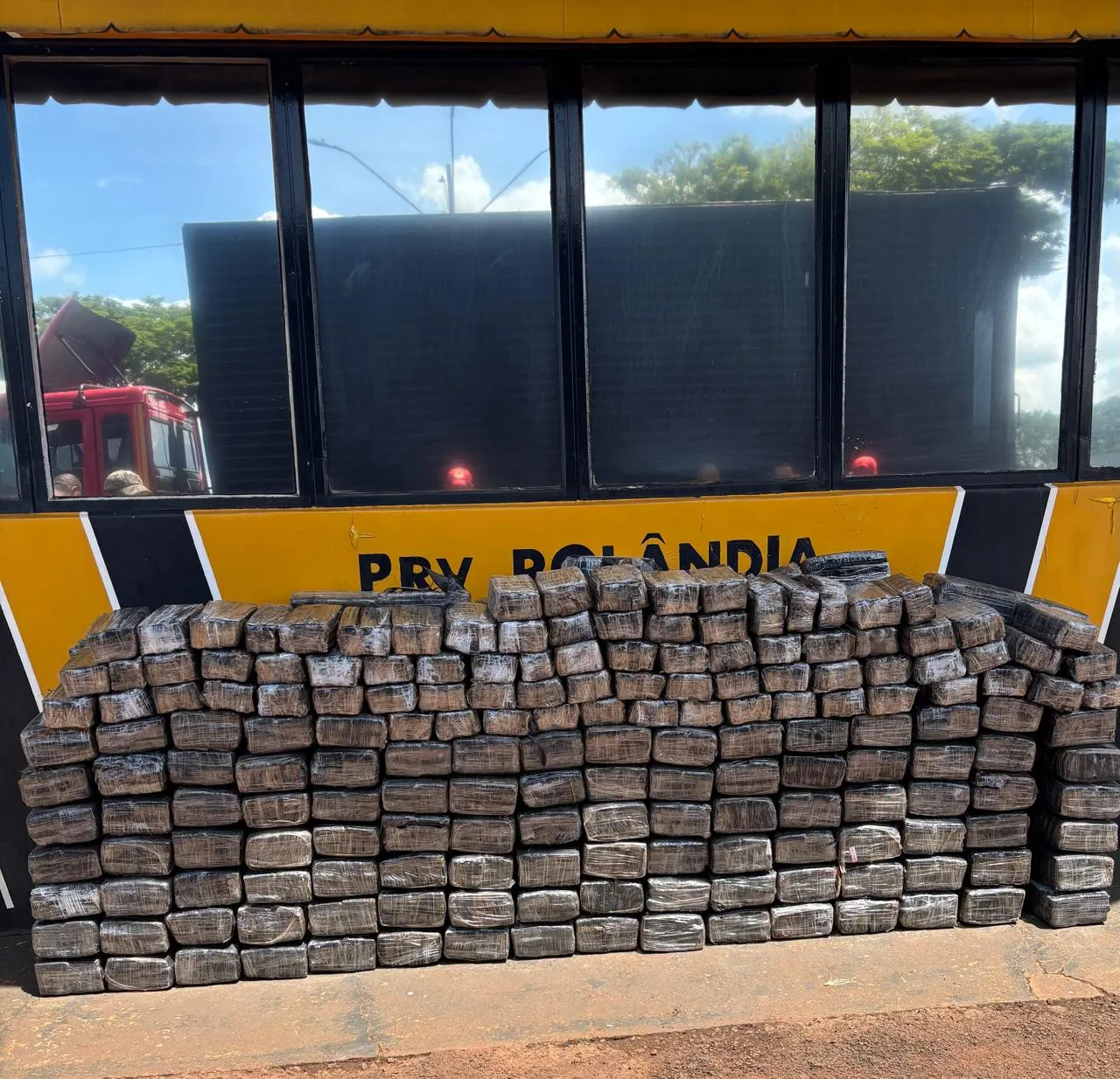 As drogas estavam em um fundo falso no teto do caminhão