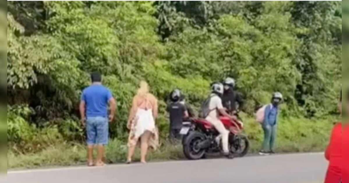 Mulher morre atropelada por carreta ao parar para ajudar motociclista