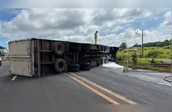 Caminhão tombou na PR-444, em Arapongas