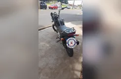 Um dos pneus em visível estado de desgaste ("careca")