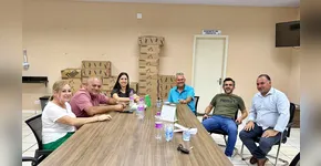 Hermes Santa Rosa em reunião