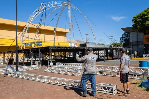 Apucarana inicia montagem de palco para festa de aniversário; veja agenda de shows