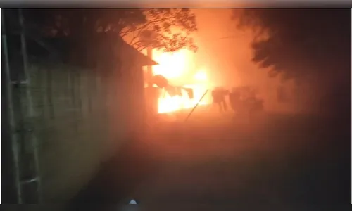 Pensão no centro de Apucarana pega fogo e moradores são resgatados