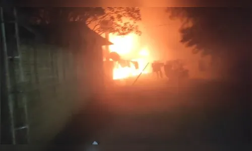 Pensão no centro de Apucarana pega fogo e moradores são resgatados