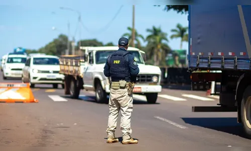 PRF flagra carro de luxo a 200 km/h em rodovia do Paraná