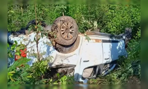 Caminhonete que levava 18 jovens capota deixando um morto e 17 feridos