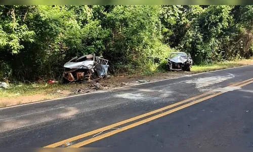 Colisão entre dois carros deixa um morto e cinco feridos no PR