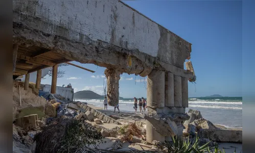 Após estragos, praia mais populosa da capital de SC recebe reparos