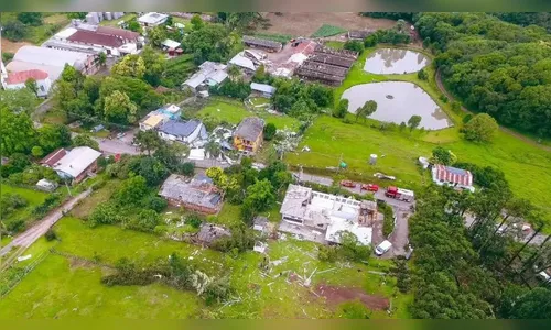 Tornado com ventos de 100 km/h destrói cidade do RS