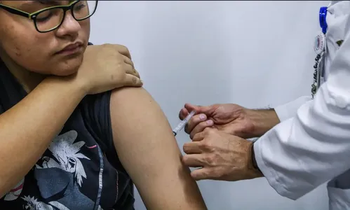 Jovens de 15 a 19 anos podem se vacinar contra HPV até junho de 2026