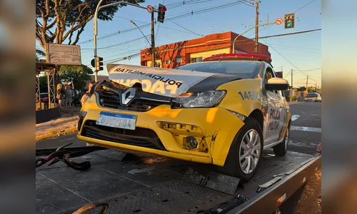 Viatura da PM e Astra colidem em cruzamento em Apucarana