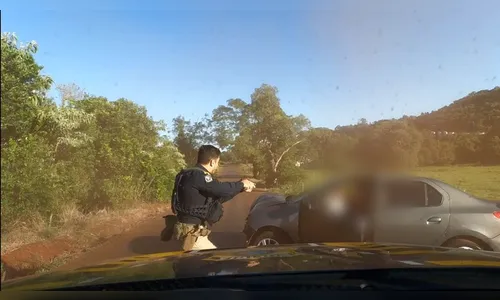 Casal é preso com droga após fuga e acidente com crianças soltas em carro no PR