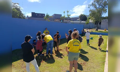 Ação conjunta da Prefeitura de Arapongas e Lions Club planta 10 árvores no CAPSi
