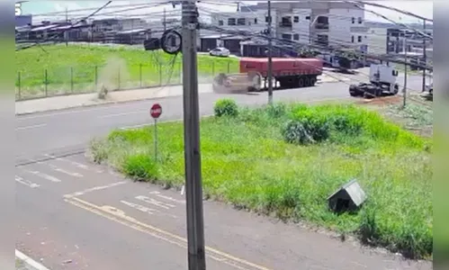 Motorista sai andando após capotamento e colisão violenta contra carreta no PR