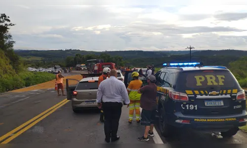Engavetamento entre ônibus e três carros deixa sete feridos na BR-376