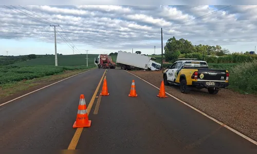 Caminhão bate em barranco na região e passageiro fica ferido