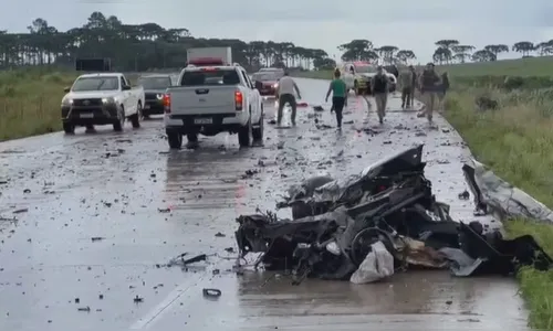 Mulher morre e carro é partido ao meio após colisão com caminhão no PR