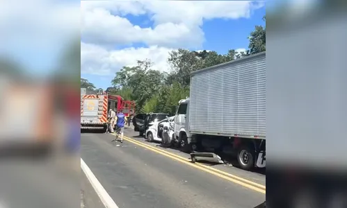 Engavetamento entre caminhão e carros deixa mulher em estado grave no PR