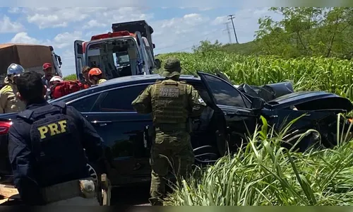 Colisão entre carros deixa dois mortos e quatro feridos no PR