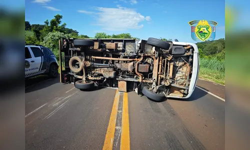 Veículo tomba na pista após motorista perder controle na PR-272