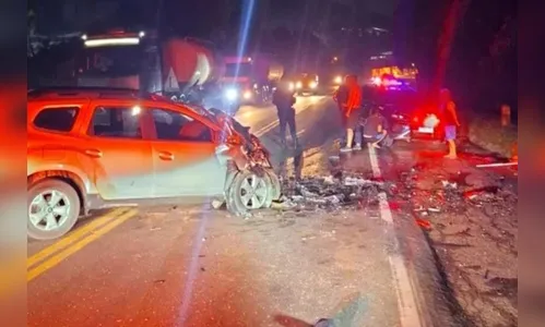 Colisão entre viatura e caminhonete deixa preso e motorista em estado grave no PR