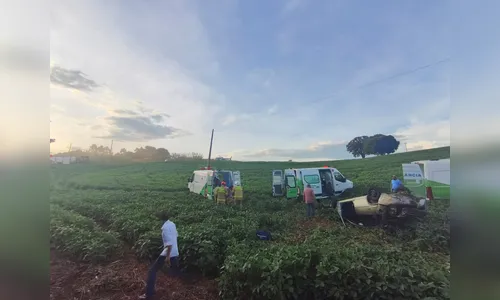 Carro de Cambira cai em barranco e capota com quatro pessoas na região