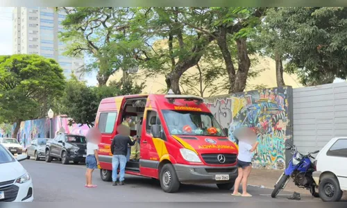 Acidente entre carro e moto deixa jovem ferido no centro de Apucarana